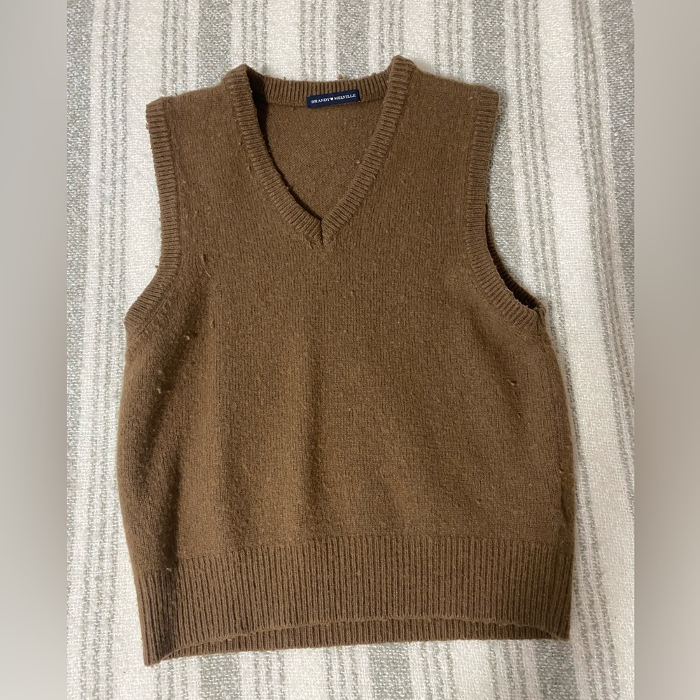 Brandy Melville brown vest 💼🎲🎞️
